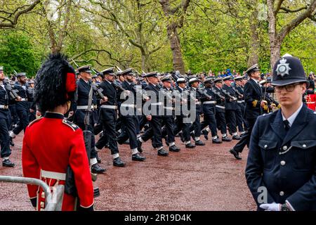 I membri della Royal Navy Britannica marciano lungo il Mall come parte della Coronation Procession, l'incoronazione di Re Carlo III, Londra, Regno Unito. Foto Stock