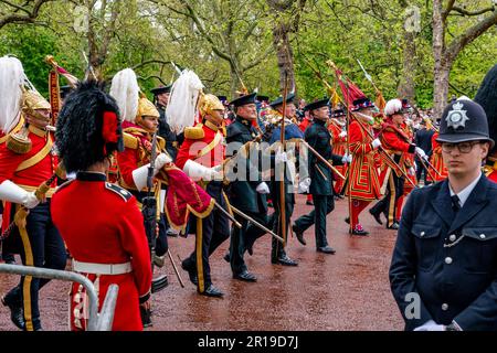 The Gentlemen at Arms, Royal Company of Archers e Yeoman of the Guard partecipano alla Processione per l'incoronazione di Londra, Regno Unito Foto Stock