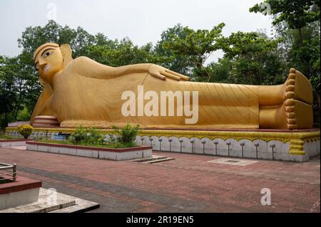 Statua reclinata di 100 metri di colore dorato del Buddha, situata presso il tempio Vimukti Bibeshan Bhabna Kendra, Cox's Bazar, Bangladesh Foto Stock