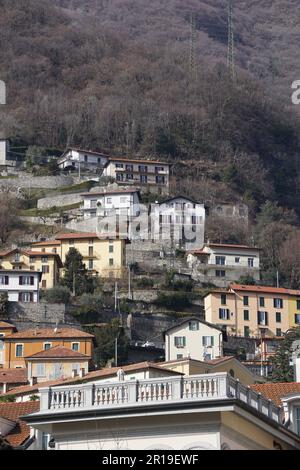 Una fila di case su una collina vicino a un corpo d'acqua Foto Stock