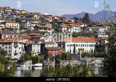 Una fila di case su una collina vicino a un corpo d'acqua Foto Stock