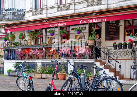 Berlino, Germania - 7 maggio 2023: Scena di strada con un ristorante italiano nel centro di Berlino. Foto Stock