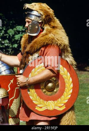 Un portatore di standard centuriale romano (signifer) in occasione di una rievocazione dell'Ermine Street Guard al Loggerheads Country Park, Denbighshire, Galles, Regno Unito Foto Stock