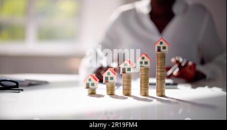 Real Estate Realtor africano e investitori risparmio di denaro Foto Stock