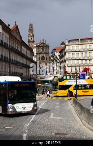 Autobus urbani a Praca da Liberdade, cantiere per il nuovo progetto di metropolitana linea Rosa dietro di loro, Porto / Porto, Portogallo Foto Stock