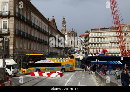 Cantiere per il nuovo progetto di metropolitana Pink Line su Praca da Liberdade vicino alla stazione ferroviaria di Sao Bento, Porto / Porto, Portogallo Foto Stock