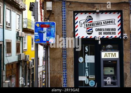 Euronet Worldwide Bancomat, cul-de-sac segno e barbiere negozio nel centro storico, Porto / Porto, Portogallo Foto Stock