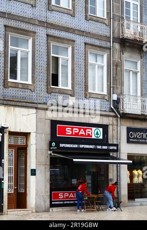 Il personale si prepara ad aprire il supermercato Spar in vecchio edificio sulla Praha de Carlos Alberto, Porto / Porto, Portogallo Foto Stock