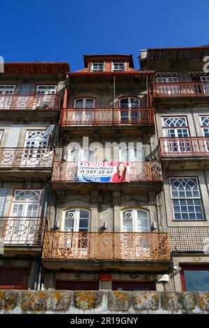 Per la vendita segno sul balcone di edificio storico appartamento sul lungomare del quartiere Ribeira, Porto / Oporto, Portogallo Foto Stock