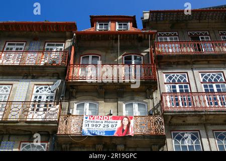 Per la vendita segno sul balcone di edificio storico appartamento sul lungomare del quartiere Ribeira, Porto / Oporto, Portogallo Foto Stock