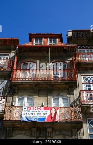 Per la vendita segno sul balcone di edificio storico appartamento sul lungomare del quartiere Ribeira, Porto / Oporto, Portogallo Foto Stock