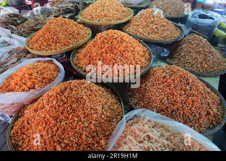 Gamberetti secchi nel mercato dei granchi di KEP KEP, Cambogia Foto Stock