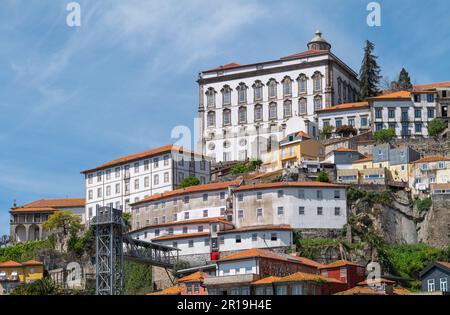 Porto, Portogallo - 17 aprile 2023: Le architetture del distretto di Ribeira viste dal fiume Douro Foto Stock