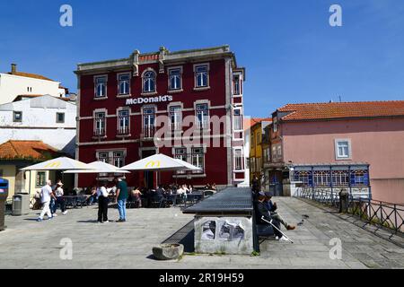 Persone sedute nella piazza di fronte al fast food McDonald's in Rua da Reboleira, quartiere Ribeira, Porto / Porto, Portogallo Foto Stock