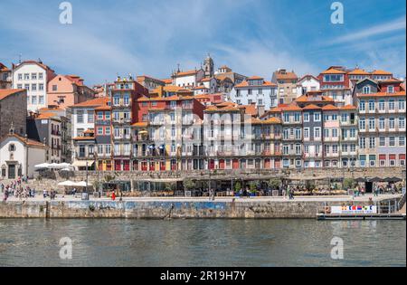 Porto, Portogallo - 17 aprile 2023: Le architetture del distretto di Ribeira viste dal fiume Douro Foto Stock