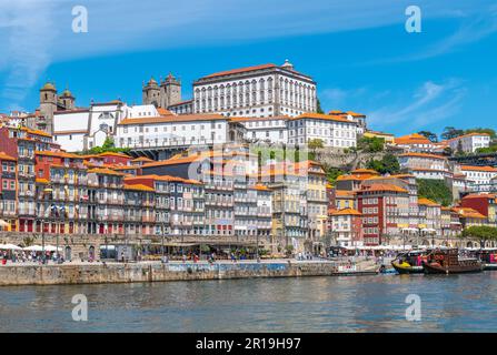 Porto, Portogallo - 17 aprile 2023: Le architetture del distretto di Ribeira viste dal fiume Douro Foto Stock