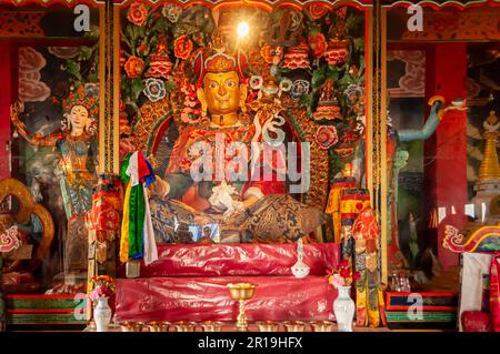 Sikkim, India - 22nd marzo 2004 : vetro coperto colorati dei buddisti, Dee raffiguranti le nascite precedenti di Buddha, all'interno del monastero buddista di Andhey. Foto Stock