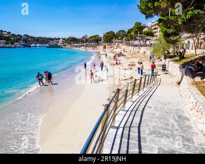 La spiaggia di Porto Cristo un villaggio turistico e di pescatori sulla costa sud-orientale di Maiorca Spagna Foto Stock