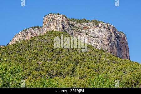 Pareti rocciose a strapiombo del sito Puig d'Alaro del Castell D'Alaro nei Monti Tramuntana di Maiorca Spagna Foto Stock