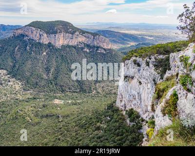 Vista dal Castell d'Alaro sulla cima del Puig d'Alaro nei Monti Tramuntana di Maiorca Spagna Foto Stock