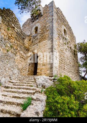 Ripido sentiero fino al casello delle fortificazioni del Castell d'Alaro sulla cima del Puig d'Alaro nei Monti Tramuntana di Maiorca Spagna Foto Stock