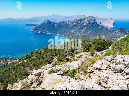 L'aspra Penisola di Formentor dal sentiero che conduce a Na Blanca nei Monti Tramuntana di Maiorca Spagna Foto Stock