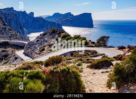 La spettacolare costa e la strada costiera della penisola di Formentor nei Monti Tramuntana di Maiorca nelle Isole Baleari spagnole Foto Stock