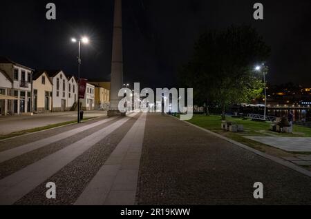 Porto, Portogallo - 31.03.2023: Veduta notturna della passeggiata Cais de Gaia, città di Vila Nova de Gaia in Portogallo. Foto Stock