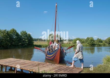 REGIONE DI TVER, RUSSIA - 23 LUGLIO 2022: L'antica barca russa naviga verso il molo in una giornata estiva di sole. Festival di Itsorich della "Costa Epic" Foto Stock