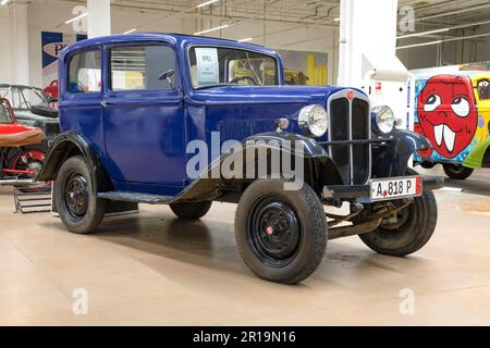 SAN PIETROBURGO, RUSSIA - 29 MARZO 2023: Auto tedesca della Limousine Opel 1,2 Liter (12B/12C) nel museo dei trasporti retrò. Shopping e intrattenimento Foto Stock