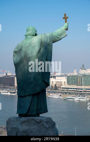 Statua di bronzo di San Gerardo Sagredo. Progettato da Gyula Jankovits, eretto nel 1904 nel quartiere di Buda sotto il castello di Budapest Foto Stock