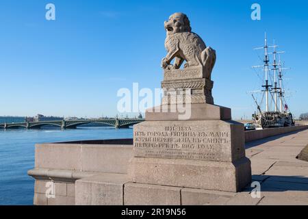 SAN PIETROBURGO, RUSSIA - 09 APRILE 2023: Antica scultura di Shi Tsza (mitico leone custode) sul terrapieno del ponte sul sole di Petrovskaya Foto Stock