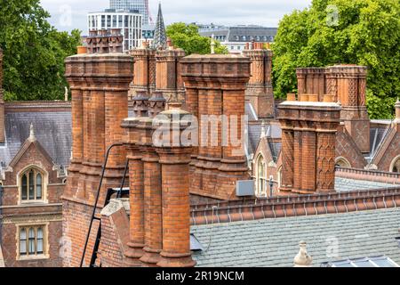 Elizabethan camini su una radice in cima a Chancery Lane Londra Foto Stock