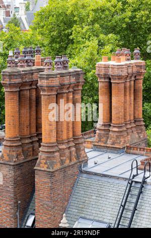 Elizabethan camini su una radice in cima a Chancery Lane Londra Foto Stock