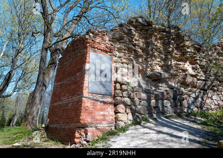 GDOV, RUSSIA - 08 MAGGIO 2023: Lapide commemorativa sulle rovine dell'antica cinta muraria della fortezza della città in un giorno di sole di maggio Foto Stock