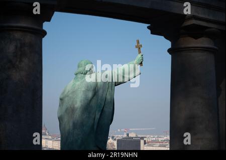 Statua di bronzo di San Gerardo Sagredo. Progettato da Gyula Jankovits, eretto nel 1904 nel quartiere di Buda sotto il castello di Budapest Foto Stock