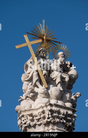 Colonna della Santissima Trinità presso il Bastione dei pescatori adiacente alla chiesa di Mattia sulla collina di Buda, affacciata sul Danubio a Budapest, capitale dell'Ungheria. Foto Stock