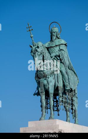 Statua in bronzo di Santo Stefano, primo re d'Ungheria nella piazza del Fisherman's Wharf vicino alla chiesa di Mattia, Budapest, Ungheria Foto Stock