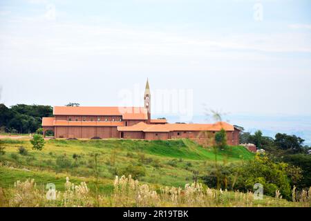 Monastero della Chiesa cattolica visto da lontano e zona rurale con una vista laterale. Vista panoramica. Foto Stock