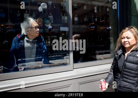 Seattle, Stati Uniti. 12 Apr, 2023. Un riflesso di costruzione vicino al mercato Pike Place. Foto Stock