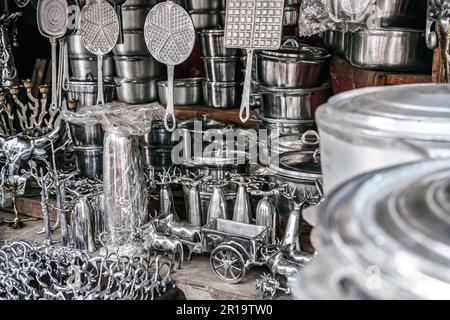 Pentole da cucina, utensili e souvenir realizzati in alluminio riciclato in esposizione presso il mercato locale del Madagascar Foto Stock