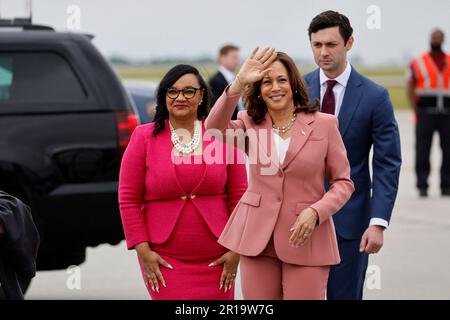 Atlanta, Stati Uniti. 12th maggio, 2023. Il Vice Presidente DEGLI STATI UNITI Kamala Harris (C) si è rivolto dopo aver parlato con il Senatore democratico della Georgia Jon Ossoff (R) e con il Rappresentante democratico della Georgia Nikema Williams (L) al suo arrivo all'Aeroporto Internazionale Hartsfield-Jackson di Atlanta, Georgia, USA, 12 maggio 2023. Harris sta parlando a un evento finanziario del Comitato Nazionale democratico e al Soiree di primavera del Partito democratico della Georgia. Credit: Abaca Press/Alamy Live News Foto Stock