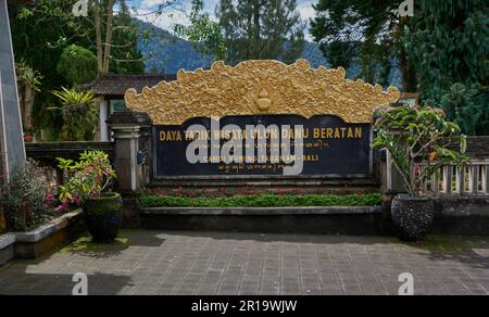 L'entrata principale di pura Ulun Danu Beratan ( pura Bratan ), che è un tempio Shaivite indù maggiore a Bali sulle rive del lago Bratan Foto Stock
