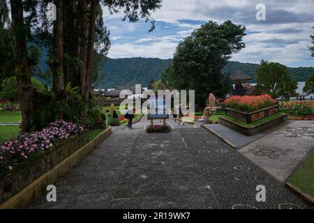 L'entrata principale di pura Ulun Danu Beratan ( pura Bratan ), che è un tempio Shaivite indù maggiore a Bali sulle rive del lago Bratan Foto Stock