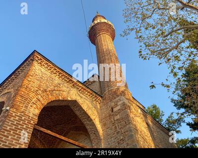 La moschea islamica è una grande moschea musulmana per le preghiere, un antico edificio in mattoni con un'alta torre in un caldo paese tropicale orientale così Foto Stock