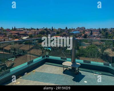 Telescopi turistici guardare la città di Barcellona Spagna, primo piano binocoli di metallo sullo sfondo punto di vista che domina la montagna, hipster moneta operare Foto Stock