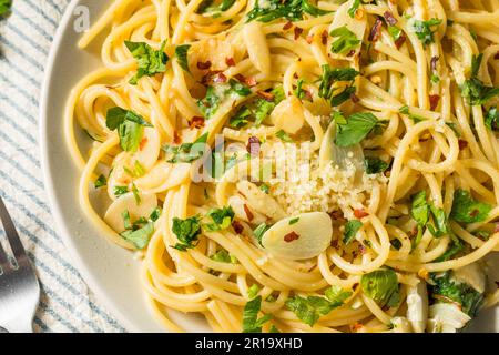 Pasta fatta in casa, cena all'aglio e all'olio con aglio e olio Foto Stock