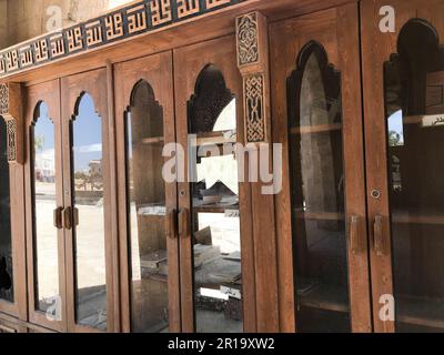 Una grande libreria antica di legno antico, documenti nella Moschea islamica araba, un tempio per le preghiere a Dio. Foto Stock