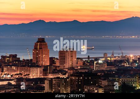 Vista panoramica di Genova durante il crepuscolo Foto Stock