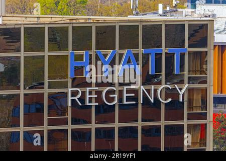 Belgrado, Serbia - 09 aprile 2023: Hyatt Regency Sign al Five Star Hotel Building New Belgrade. Foto Stock